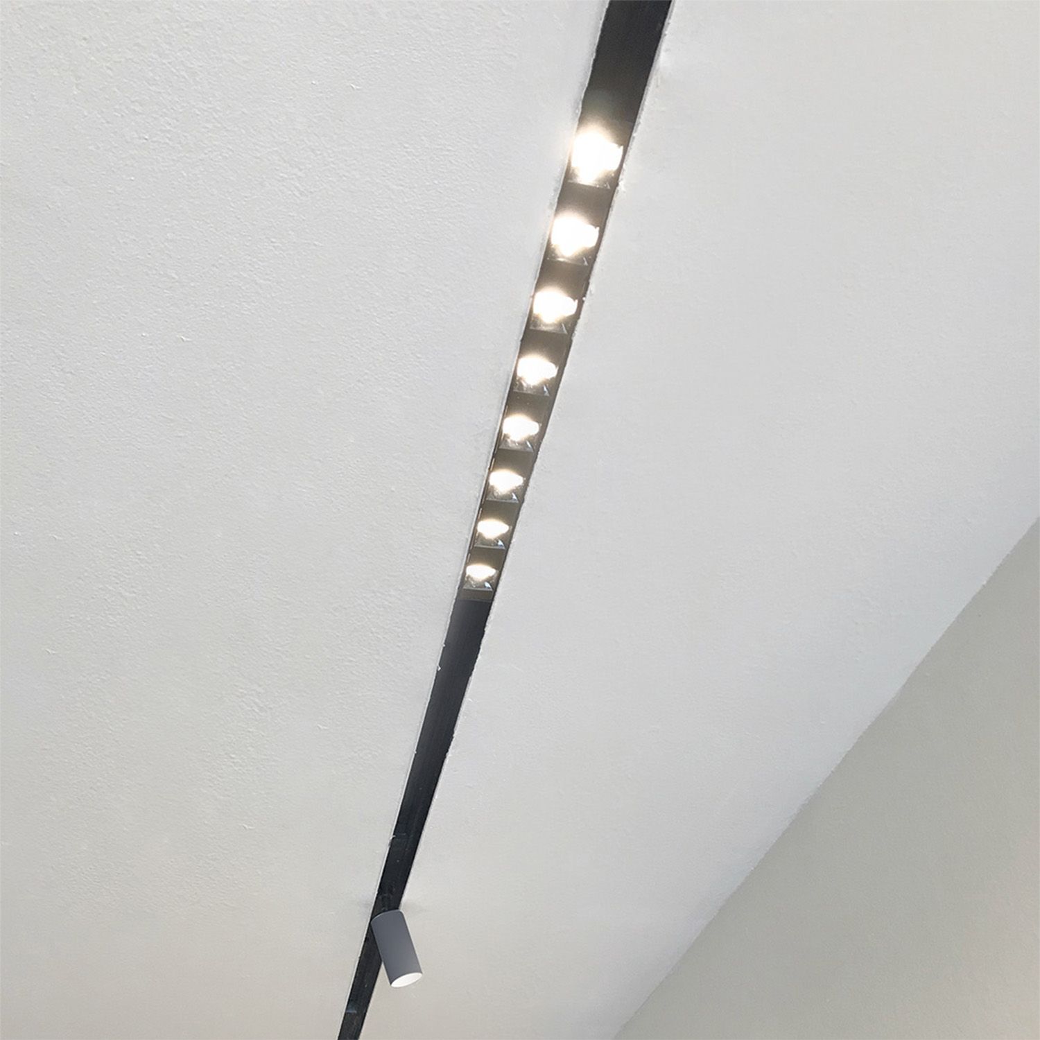 LED Reflektor magnetni, 22cm crna, 12W, 36°, UGR<19, 48V DC, 3000K, CRI90 Magnetna rasvjeta LED Reflektor magnetni, 22cm crna, 12W, 36°, UGR<19, 48V DC, 3000K, CRI90 Magnetna rasvjeta